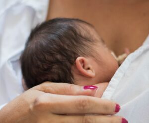 Mulher amamenta bebê em iniciativa apoiada pela Fundação Volkswagen.