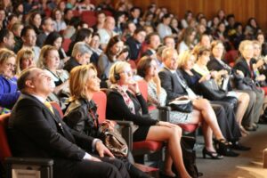 Público assiste em um auditório ao evento de debates sobre a nova Base Nacional Comum Curricular, em São Paulo.