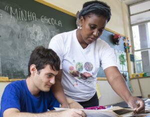 Capa do Relatório destaca professora orientando aluno.