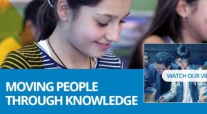 Print da home em inglês, destacando a frase Moving people through knowledge