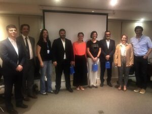 Participantes do evento reunidos à frente do auditório.