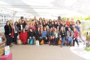 Foto de um grupo diverso de pessoas juntas posando para a foto