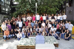 Foto de um grupo de pessoas sorrindo para a câmera