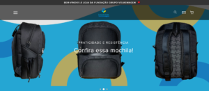 Arte com fotos de uma mochila preta de vários ângulos com o texto: "Praticidade e resistência. Confira essa mochila!".