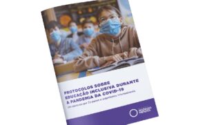 Arte com foto da capa de um livro com o texto: "Protocolos sobre educação inclusiva durante a pandemia da Covid-19. Um sobrevoo por 23 países e organismos internacionais". No rodapé, há o logo do Instituto Rodrigo Mendes.