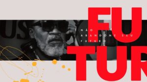 Arte com foto preto e branco do cantor Carlinhos Brown. No canto direito, há o texto Não abandone seu futuro