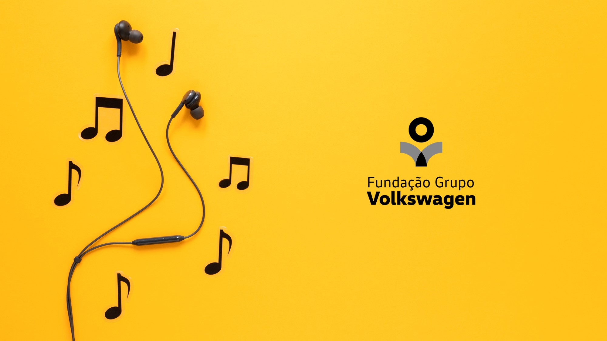 Arte com foto de um fone de ouvido em cima de uma superfície amarela. Ao seu redor, há notas musicais e o logo da Fundação Grupo Volkswagen