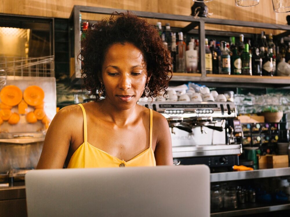 Mulheres negras recebem apenas 59% da renda dos homens