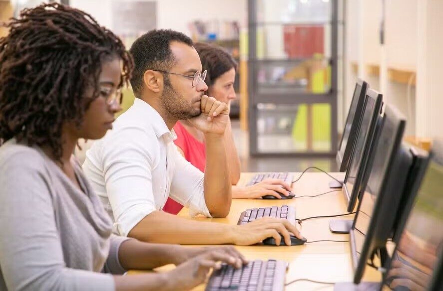 Economia do bico: educação avança, mas renda estagna e 60% dos brasileiros recorrem a trabalho extra, indica pesquisa